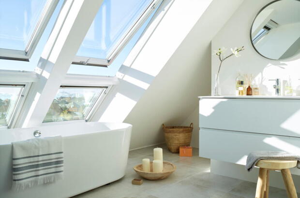 Soluzione di illuminazione Velux Quartet davanti alla vasca da bagno in un bagno bianco | Rivista VELUX