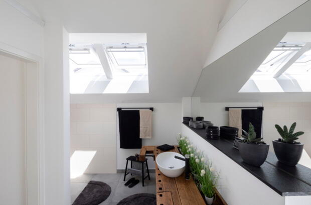 Salle de bain lumineuse avec deux fenêtres de toit | Magazine VELUX