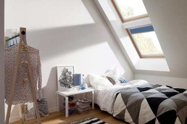 Schlafzimmer mit dem Bett seitlich unter den Dachfenstern | VELUX Magazin