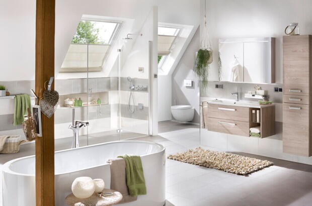 Badezimmer mit grünen Elementen und zwei Dachfenstern - Velux Magazin