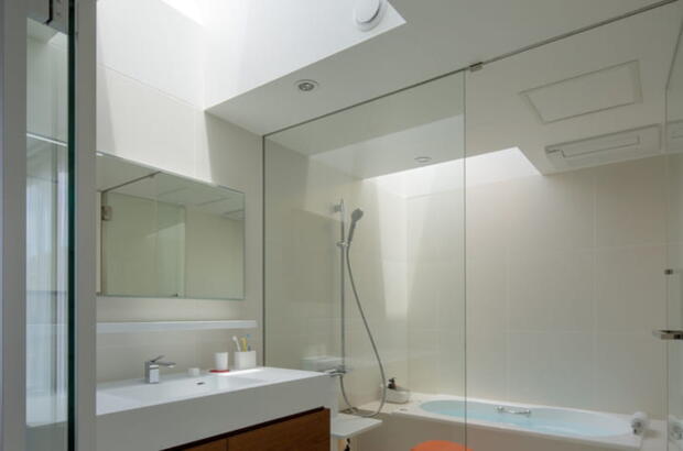 Salle de bain moderne avec lucarnes | Magazine VELUX