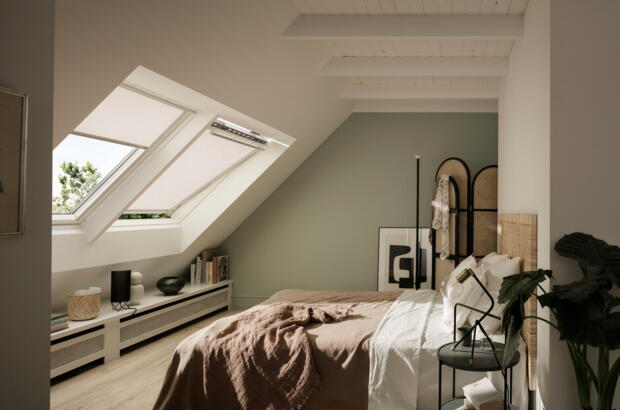 Schlafzimmer mit dem Fußende vom Bett unter den Dachfenstern | VELUX Magazin