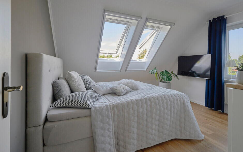 Schlafzimmer mit zwei zusätzlichen Dachfenstern - VELUX Magazin