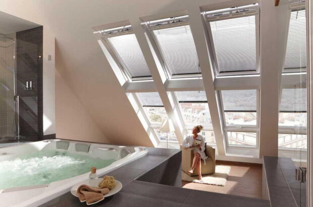 Whirpool im Dachgeschoss mit grossen Dachfenstern -  Velux Magazin