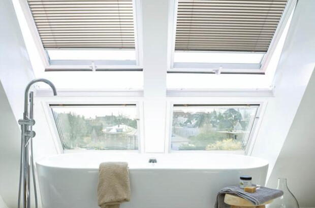 Vasca da bagno sotto il tetto spiovente davanti alla finestra | Rivista VELUX