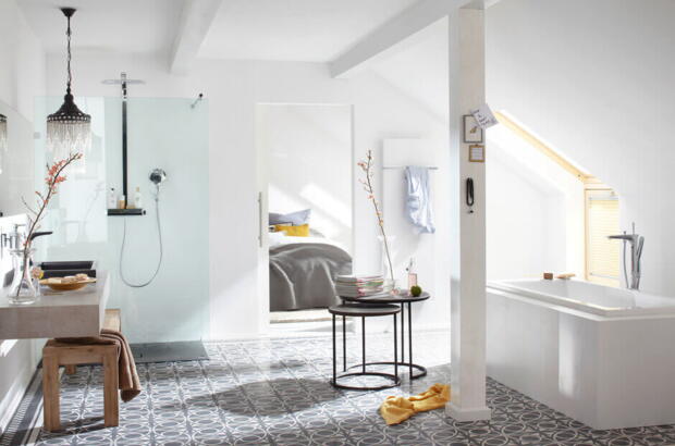 Ans Schlafzimmer angrenzendes Badezimmer mit Dachfenstern -  Velux Magazin