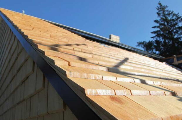 Nachhaltiger Baustoff Holz bedeckt ein komplettes Dach statt der Dachziegel | VELUX Magazin