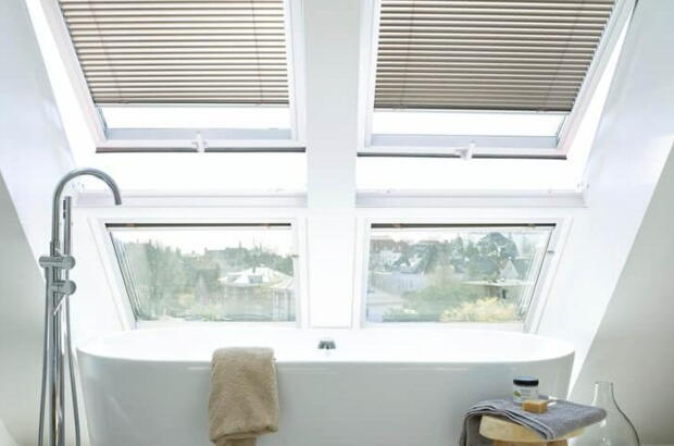 Baignoire sous pente de toit devant la fenêtre | Magazine VELUX