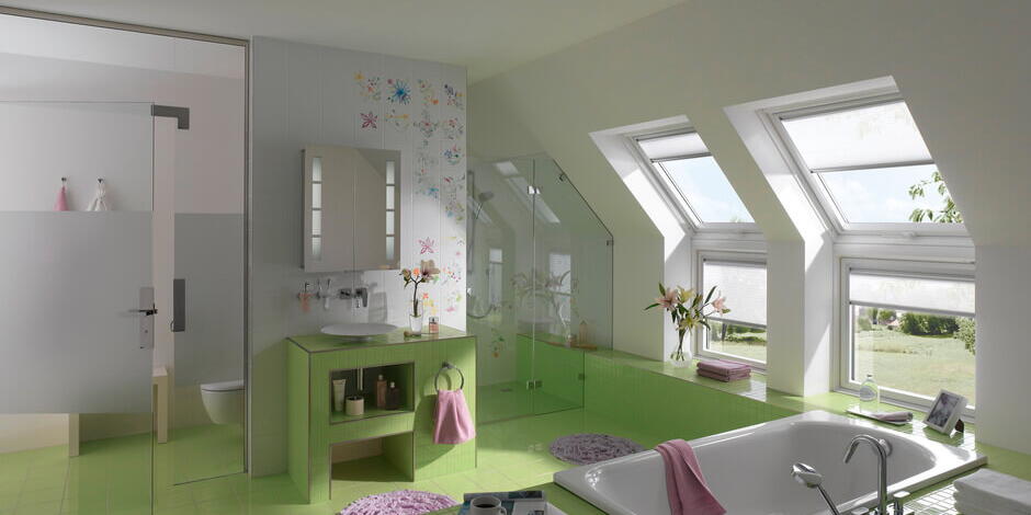Ein Bad mit Dachschräge kann durchaus attraktiv gestaltet werden, wie dieses grün gekachelte Bad mit den großen Fensterkombinationen zeigt.