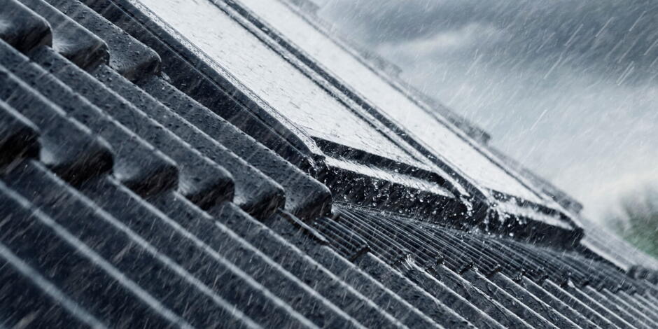 Regen tropft auf ein Dachfenster | VELUX Magazin