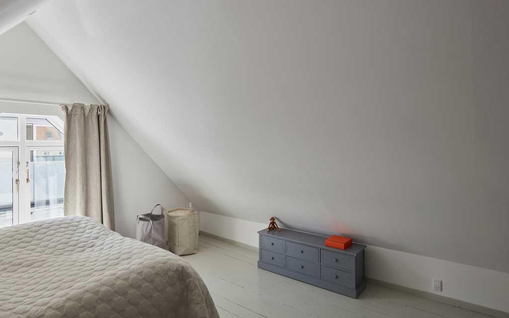 Dunkles Schlafzimmer ohne Dachfenster - VELUX Magazin