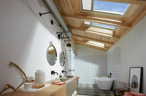 Salle de bains avec haut plafond et trois fenêtres de toit individuelles - Magazine VELUX