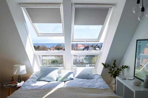 Schlafzimmer mit dem Kopfende vom Bett unter Dachfenstern | VELUX Magazin