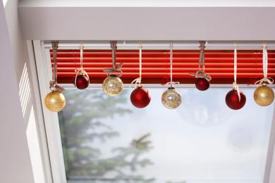 Palline di Natale sulla maniglia del lucernario | Rivista VELUX