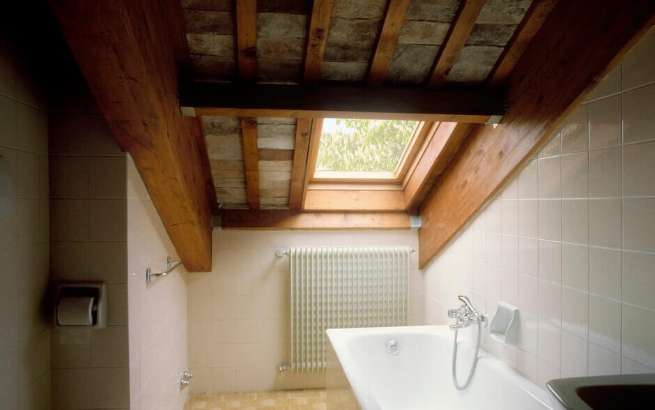 Petite salle de bain avec fenêtre de toit avant la rénovation - Magazine VELUX