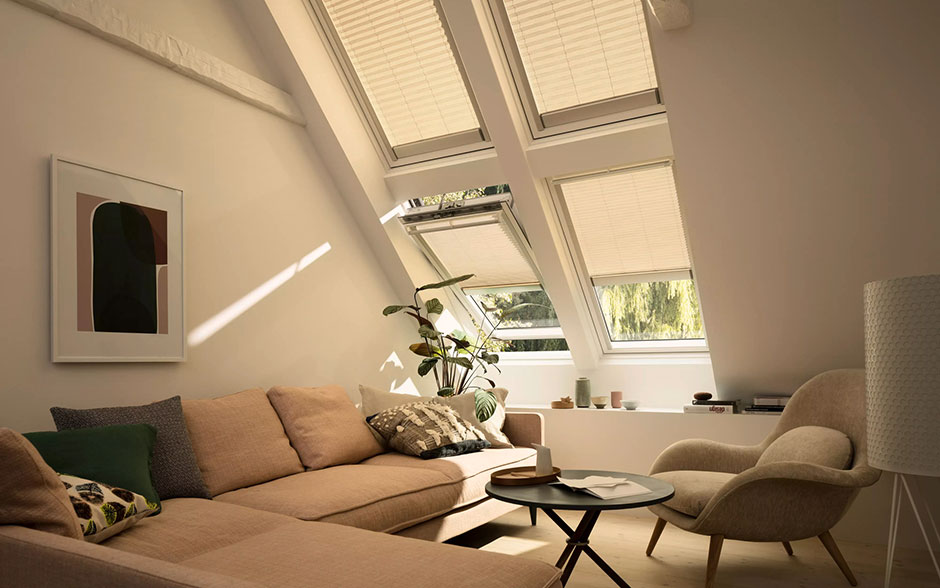 Salle de séjour avec fenêtres de toit et protection solaire - Magazine VELUX