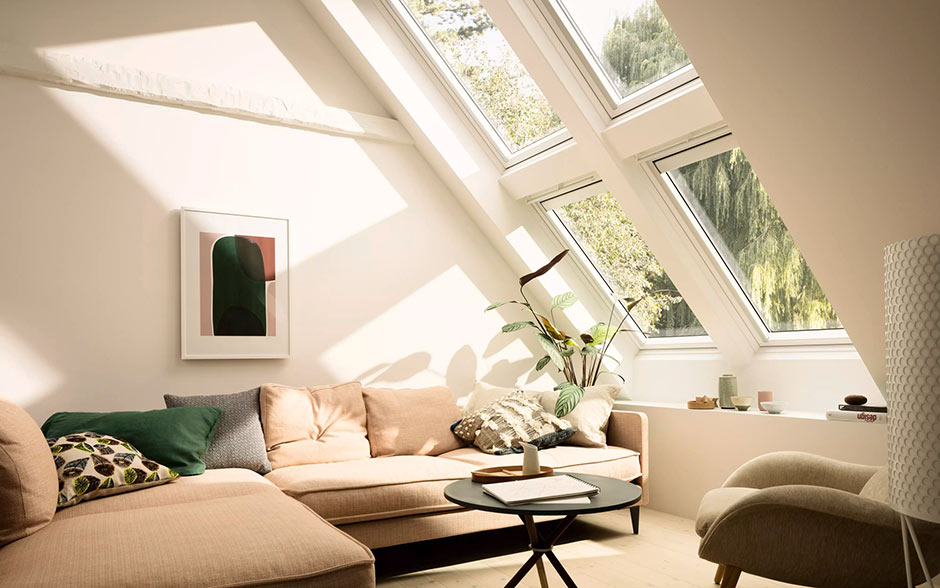 Salle de séjour avec fenêtres de toit - Magazine VELUX
