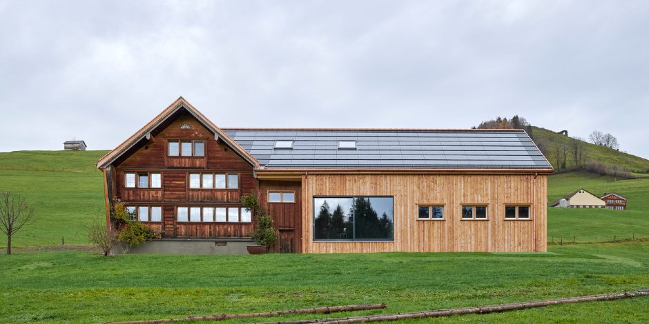 Installation photovoltaïque intégrée au toit avec fenêtres de toit intégrées | Magazine VELUX