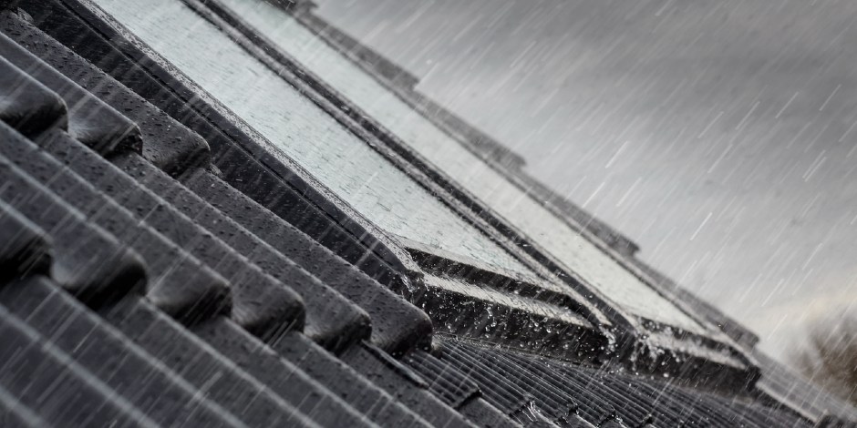 Starker Regen prasselt auf zwei schräge Dachfenster | VELUX Magazin
