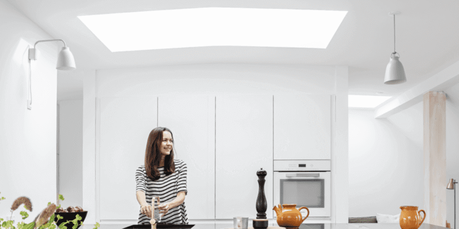 Frau unter Oblicht in der Küche | VELUX Magazin