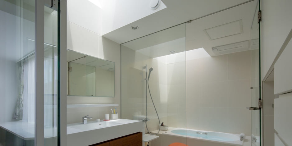 Salle de bains moderne avec lanterneaux | Magazine VELUX