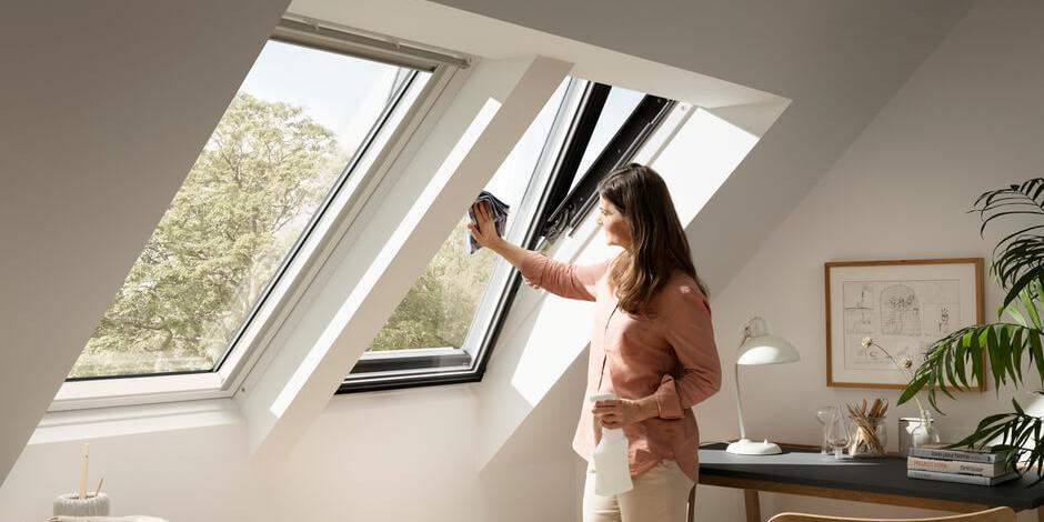 Nettoyer ses fenêtres, qu'il s'agisse de fenêtres de toit ou de fenêtres  normales
