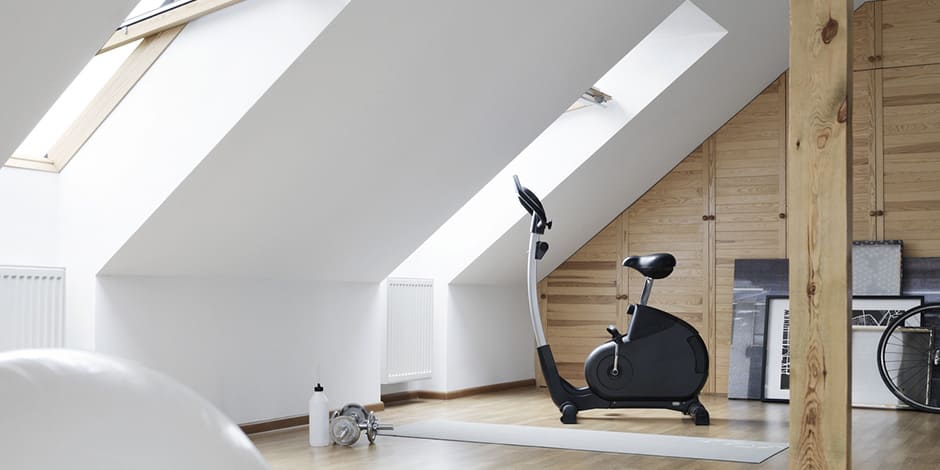 Ergometro e tappetino da yoga in soffitta per fare sport in casa | Rivista VELUX