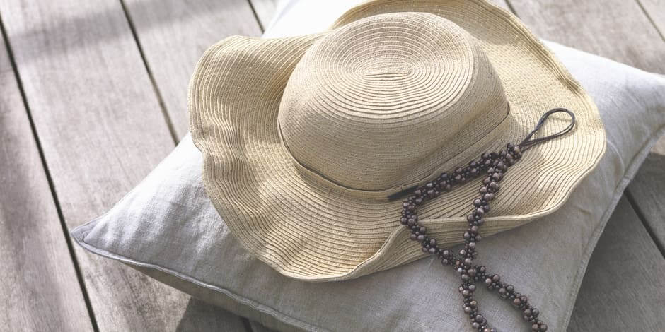 Chapeau d'été et coussin pour les vacances à la maison| Magazine VELUX