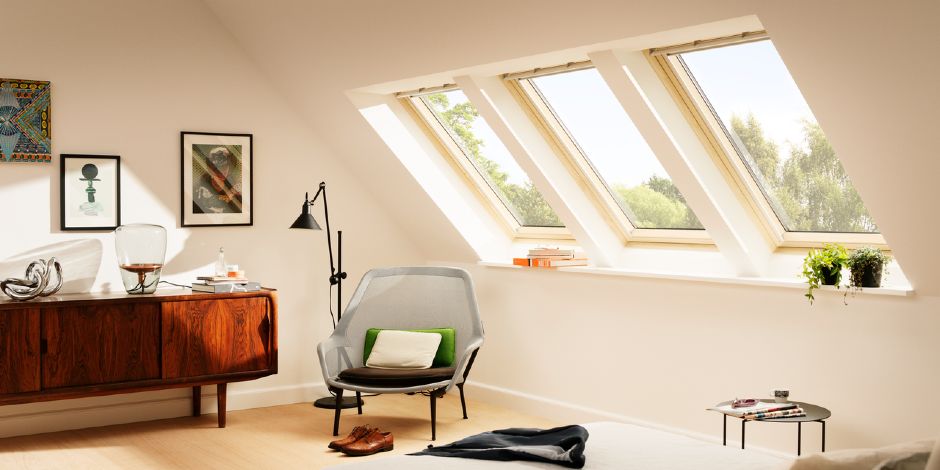 Camera da letto con tetto spiovente e tre finestre VELUX | Rivista VELUX